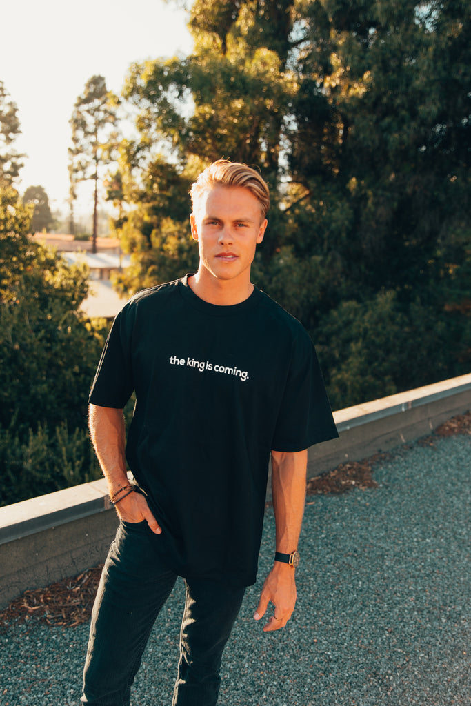 THE KING IS COMING BLACK HEAVYWEIGHT SLEEVE T-SHIRT