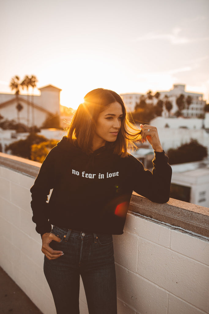 NO FEAR IN LOVE BLACK CROPPED HOODIE