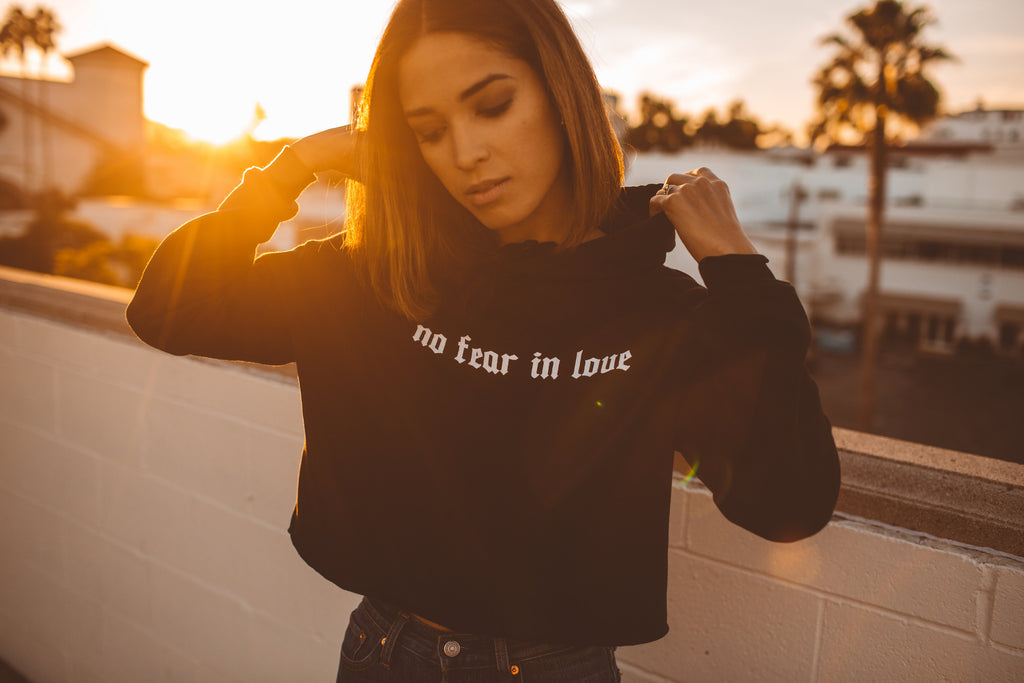 NO FEAR IN LOVE BLACK CROPPED HOODIE