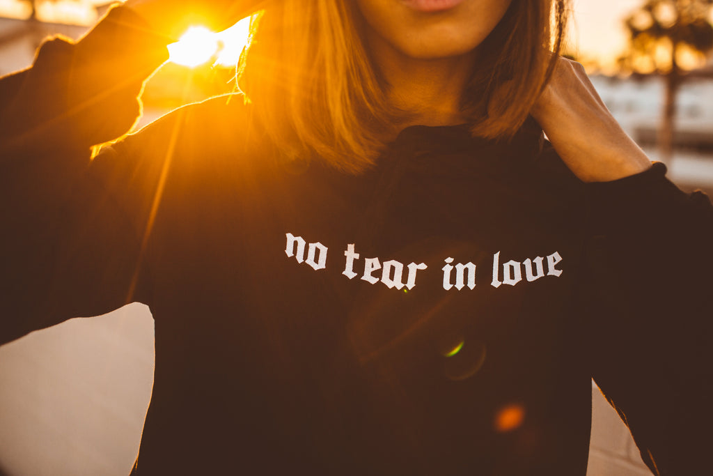 NO FEAR IN LOVE BLACK CROPPED HOODIE