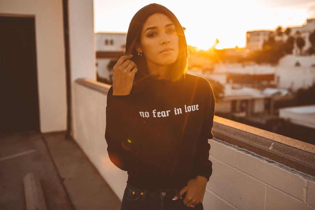 NO FEAR IN LOVE BLACK CROPPED HOODIE