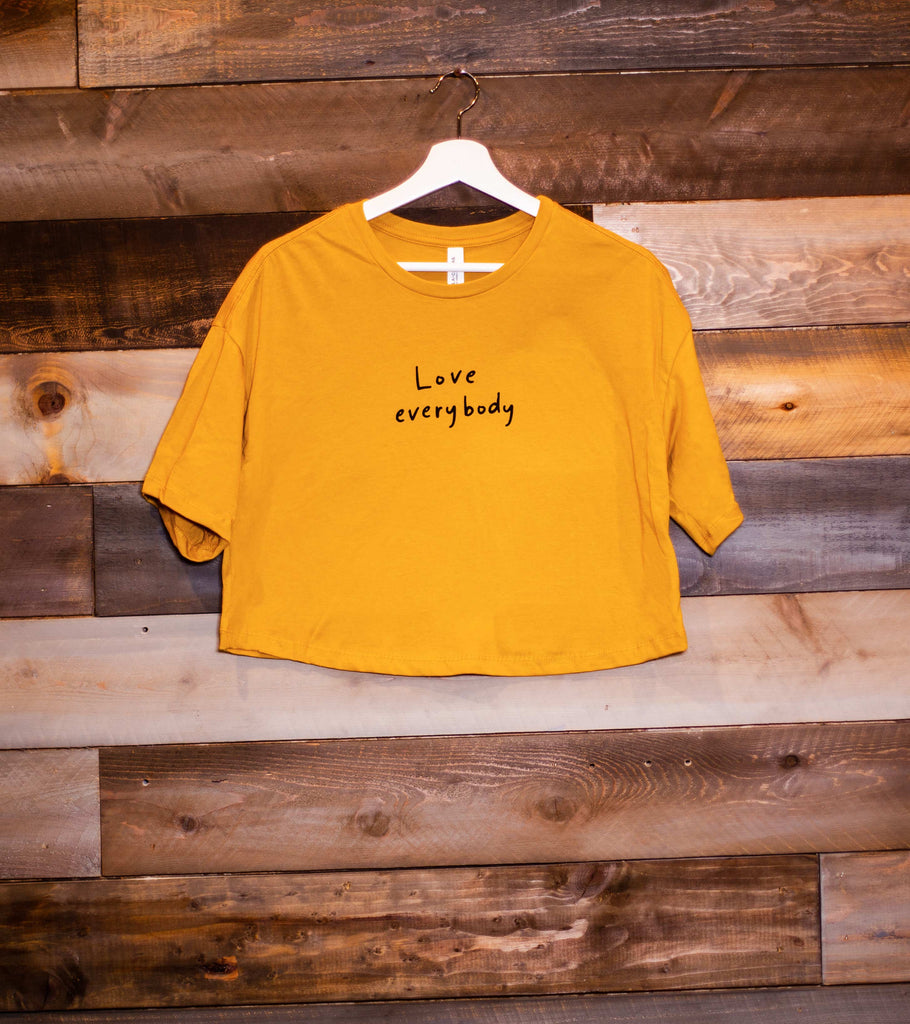 LOVE EVERYBODY MUSTARD WOMEN'S FLOWY CROPPED TEE