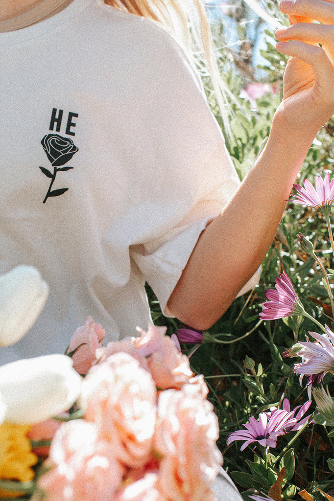 HE ROSE HEATHER DUST WOMEN'S FLOWY CROPPED TEE