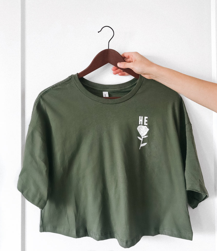 HE ROSE FOREST WOMEN'S FLOWY CROPPED TEE