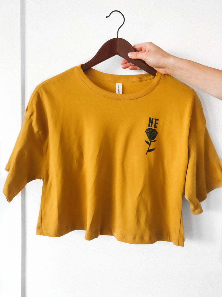 HE ROSE MUSTARD WOMEN'S FLOWY CROPPED TEE