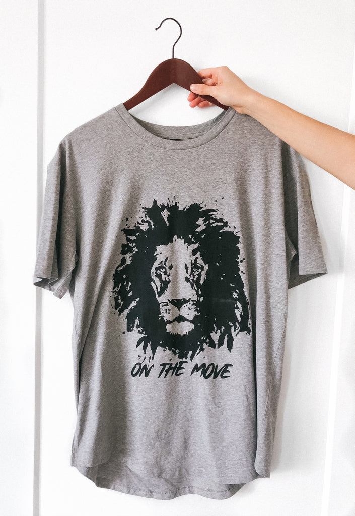 "ASLAN IS ON THE MOVE" GREY SLEEVE T-SHIRT