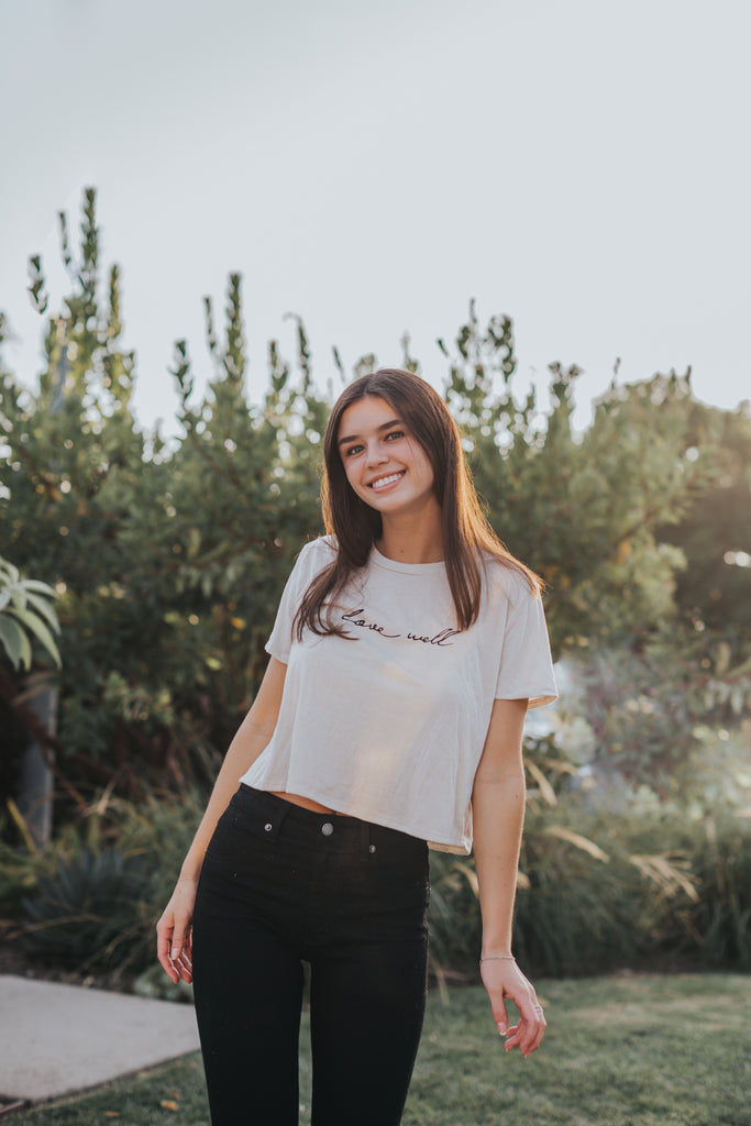 LOVE WELL TAN WOMEN'S FLOWY CROPPED TEE