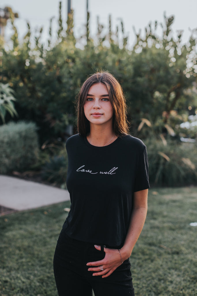 LOVE WELL BLACK WOMEN'S FLOWY CROPPED TEE