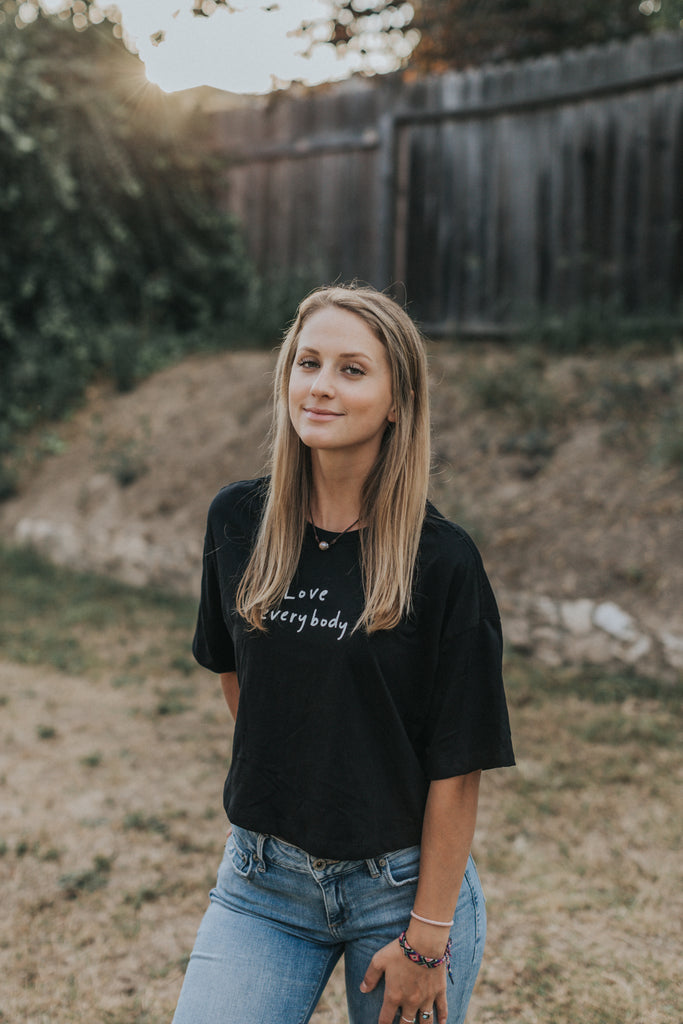 LOVE EVERYBODY BLACK WOMEN'S FLOWY CROPPED TEE
