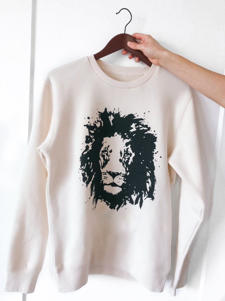 "ASLAN IS ON THE MOVE" HEATHER DUST PULLOVER