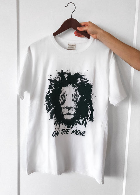 "ASLAN IS ON THE MOVE" WHITE SLEEVE T-SHIRT