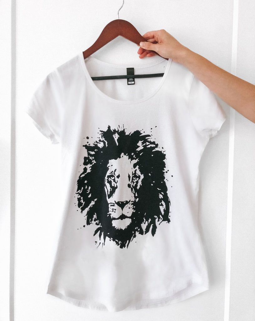 ASLAN IS ON THE MOVE WHITE WOMEN'S TEE