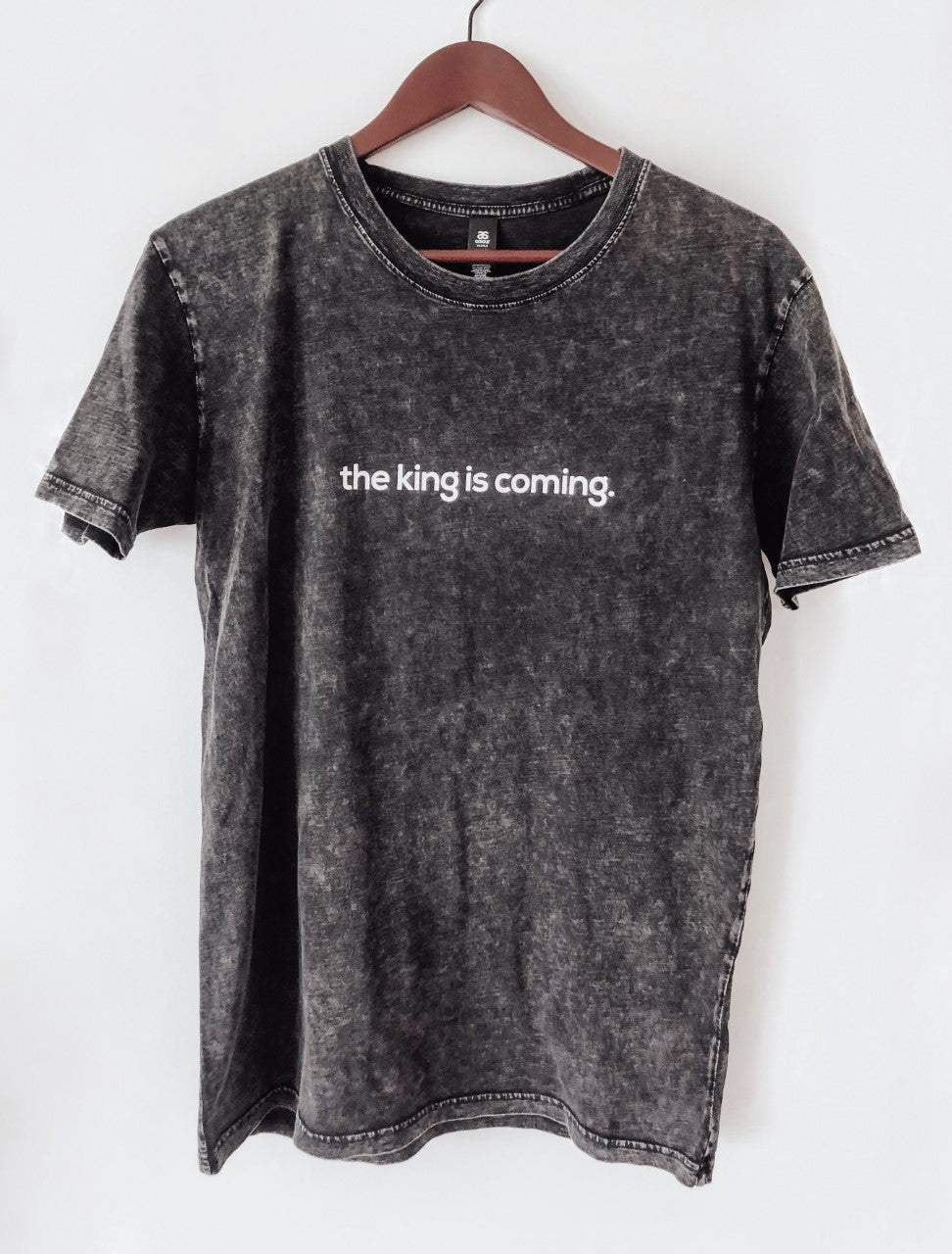 THE KING IS COMING BLACK MINERAL WASH SLEEVE T-SHIRT